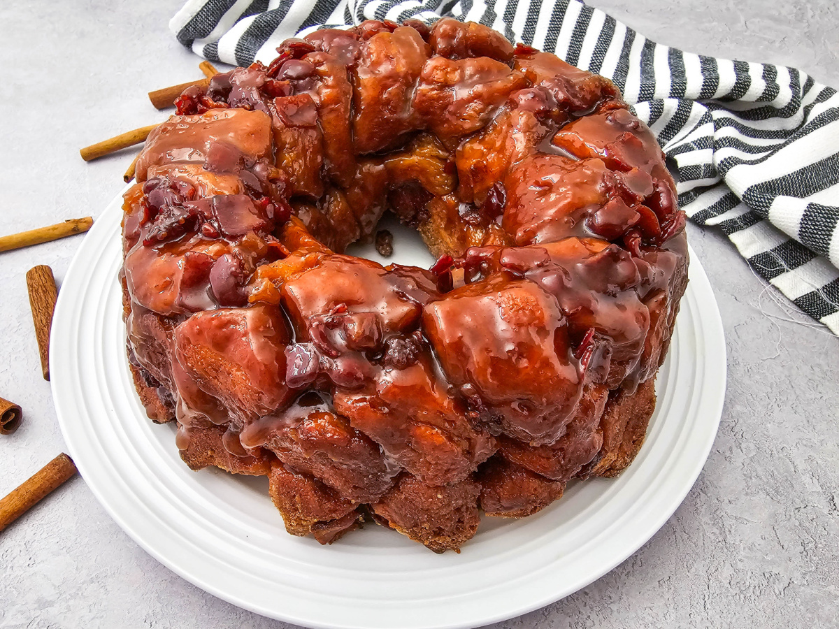 A top-down perspective of the pull-apart bread highlighting the even distribution of crispy bacon and sweet maple syrup glaze.